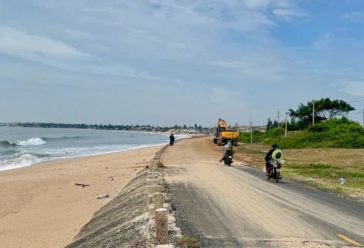 Đoạn đường ven biển Gành Rái bị cát lấp đã được khắc phục vào trưa 28.11. Ảnh: Duy Tuấn