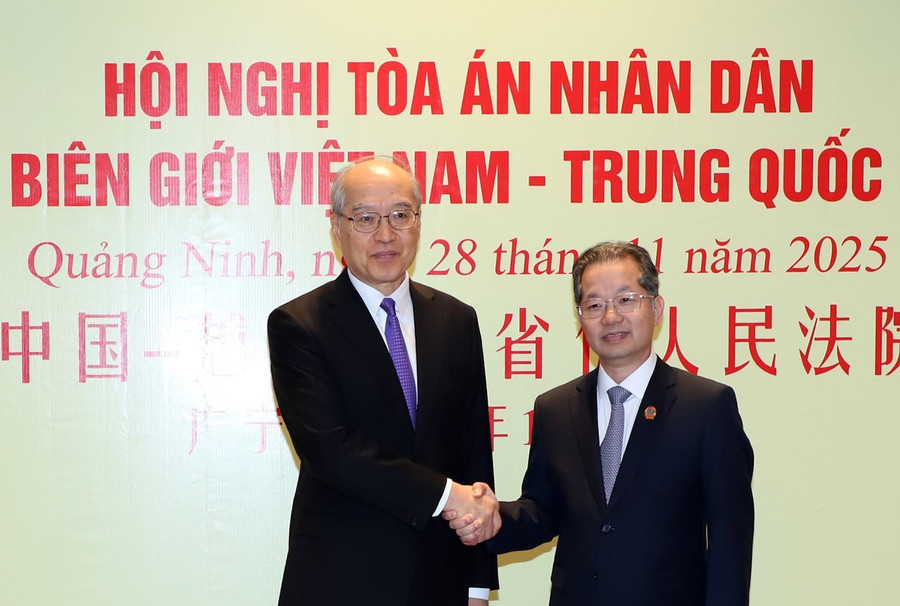 Đồng chí Nguyễn Văn Quảng, Ủy viên Ban Chấp hành Trung ương Đảng Cộng sản Việt Nam, Chánh án Tòa án nhân dân tối cao Việt Nam và đồng chí Trương Quân, Ủy viên Ban Chấp hành Trung ương Đảng Cộng sản Trung Quốc, Chánh án Tòa án nhân dân tối cao Trung Quốc. Đồng chí Nguyễn Văn Quảng, Ủy viên Ban Chấp hành Trung ương Đảng Cộng sản Việt Nam, Chánh án Tòa án nhân dân tối cao Việt Nam và đồng chí Trương Quân, Ủy viên Ban Chấp hành Trung ương Đảng Cộng sản Trung Quốc, Chánh án Tòa án nhân dân tối cao Trung Quốc.