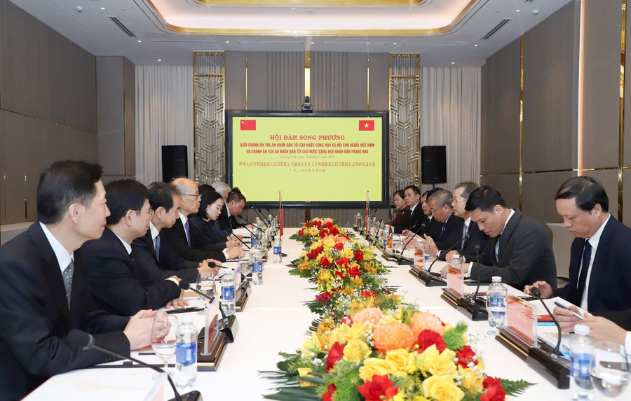 Hội đàm giữa đồng chí Nguyễn Văn Quảng, Ủy viên Ban Chấp hành Trung ương Đảng Cộng sản Việt Nam, Chánh án Tòa án nhân dân tối cao Việt Nam và đồng chí Trương Quân, Ủy viên Ban chấp hành Trung ương Đảng Cộng sản Trung Quốc, Đại Thẩm phán thứ nhất, Chánh án Tòa án nhân dân tối cao Trung Quốc. Hội đàm giữa đồng chí Nguyễn Văn Quảng, Ủy viên Ban Chấp hành Trung ương Đảng Cộng sản Việt Nam, Chánh án Tòa án nhân dân tối cao Việt Nam và đồng chí Trương Quân, Ủy viên Ban chấp hành Trung ương Đảng Cộng sản Trung Quốc, Đại Thẩm phán thứ nhất, Chánh án Tòa án nhân dân tối cao Trung Quốc.