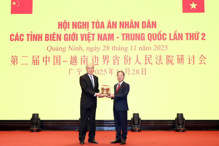 Chánh án Nguyễn Văn Quảng trao quà kỷ niệm tặng Chánh án Trương Quân. Chánh án Nguyễn Văn Quảng trao quà kỷ niệm tặng Chánh án Trương Quân.