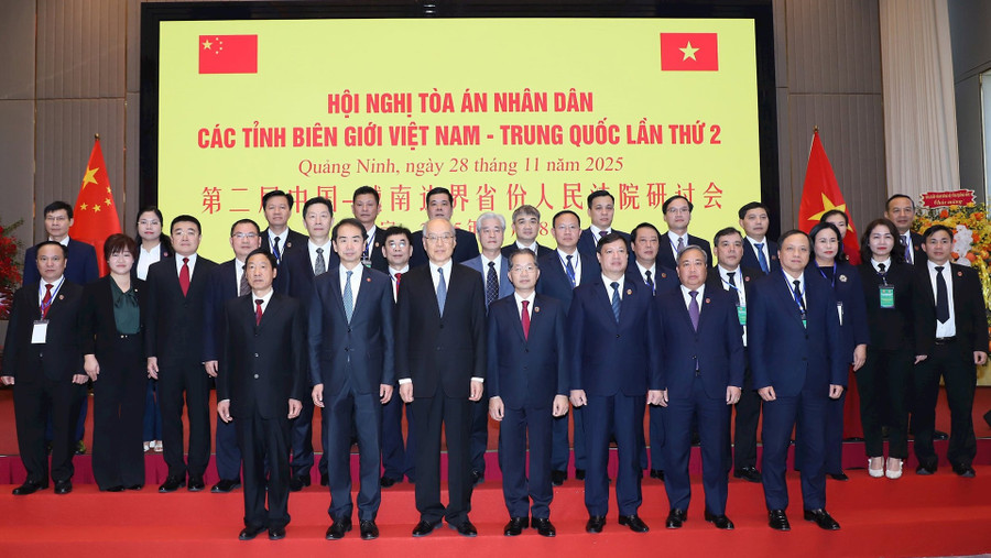 Lãnh đạo Tòa án nhân dân tối cao hai nước Việt Nam - Trung chụp ảnh cùng các đại biểu. Lãnh đạo Tòa án nhân dân tối cao hai nước Việt Nam - Trung chụp ảnh cùng các đại biểu.