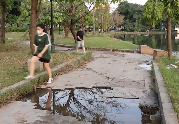 Người dân ở Hà Nội bức xúc vì công viên Mai Dịch hễ mưa là ngập