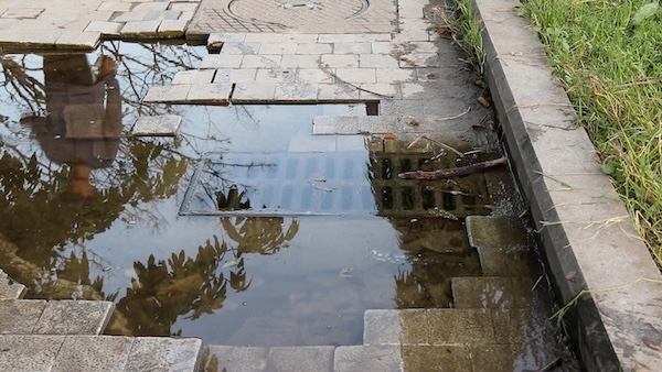 Hệ thống thoát nước tê liệt. Ảnh: Mỹ Linh