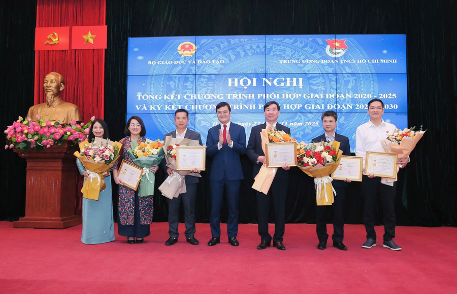 Dịp này, Bộ GD&ĐT và Trung ương Đoàn TNCS Hồ Chí Minh đã khen thưởng 16 cá nhân. 4.jpg