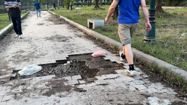 Đường dạo ở công viên bị bóng tróc gạch. Ảnh: Mỹ Linh