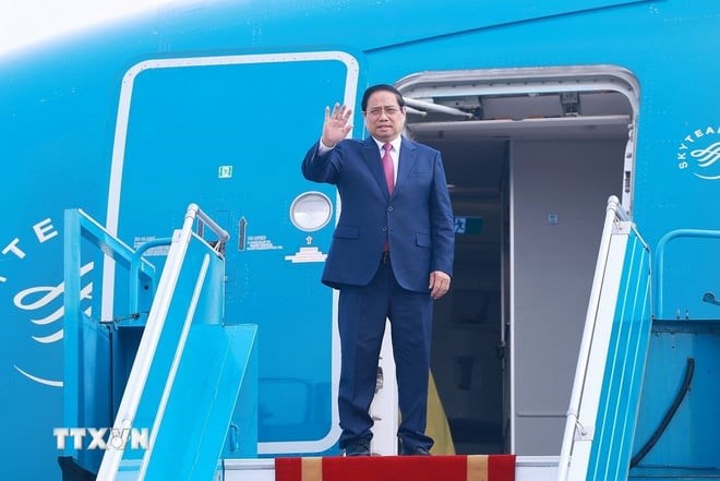 Thủ tướng lên đường tới Lào đồng chủ trì Kỳ họp 48 Ủy ban liên Chính phủ