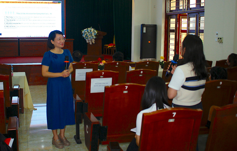 TS Lương Thị Hiền - Phó Trưởng khoa Ngữ văn, Trường Đại học Sư phạm Hà Nội tại hội thảo chuyên đề do Sở GD&ĐT Hưng Yên tổ chức. Ảnh: Đinh Chiến huong-toi-moi-truong-ngon-ngu-chuan-3.jpg