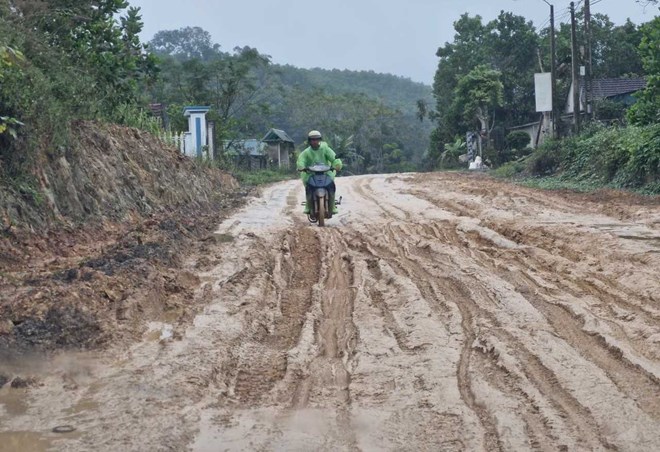 Tuyến đường thi công dang dở, người dân khổ sở đi lại khi trời mưa