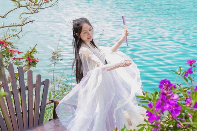 Quán cà phê Đà Lạt bất ngờ nổi tiếng vì cô chủ như mỹ nhân phim kiếm hiệp