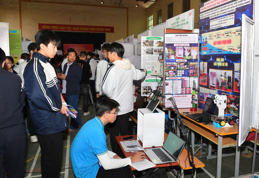 Các em học sinh say mê trong ứng dụng công nghệ và sáng tạo khoa học.