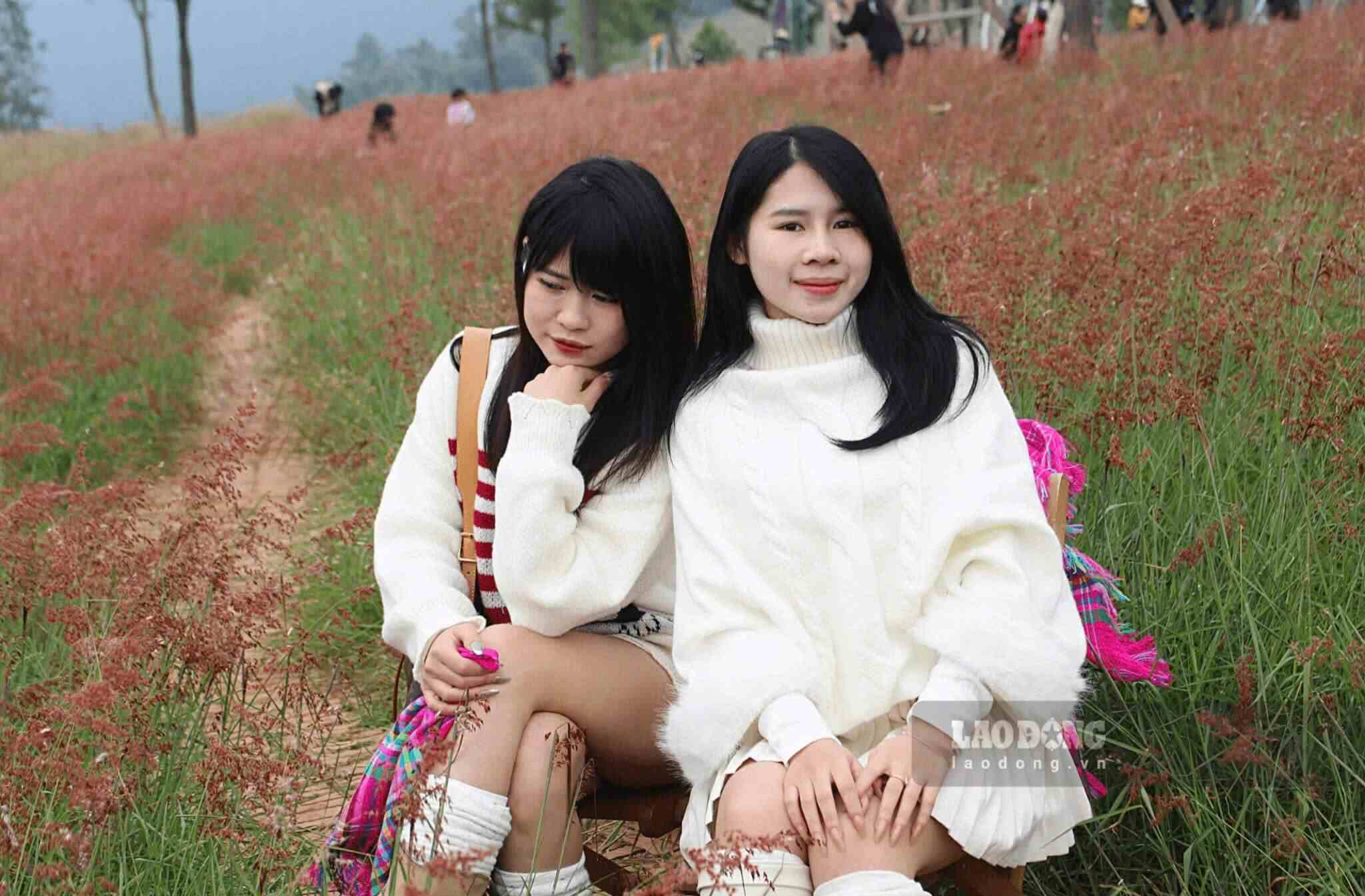 Trang phục được gợi ý là những bộ đồ có tông trắng, sáng với phụ kiện mũ, khăn…