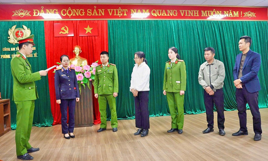 Cơ quan Cảnh sát điều tra đọc lệnh bắt bị can Nguyễn Thị Phương (áo trắng). 47.jpg