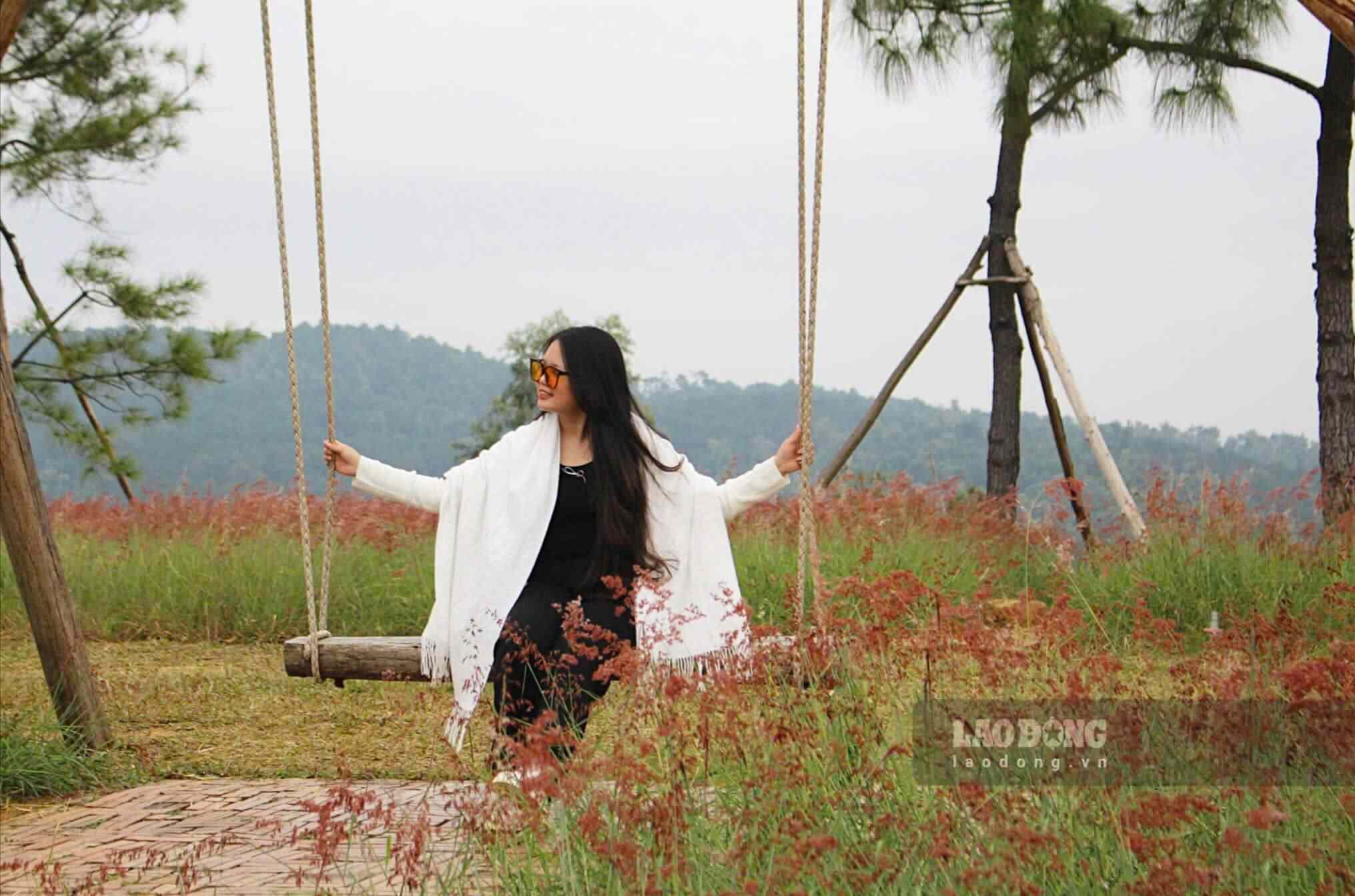 Khu vực đồi cỏ được trang trí thêm một số tiểu cảnh như chòi, ghế, xích đu…để phục vụ nhu cầu du khách chụp ảnh. Không khí trên đồi cỏ hồng trong lành, thoáng mát. Ngay từ đỉnh đồi, giữa những vạt cỏ hồng lấp lánh như tơ mỏng dưới nắng, du khách chiêm ngưỡng khung cảnh làng mạc, với khói xa lơ lửng bay lên tạo nên vẻ đẹp thanh bình, yên ả.