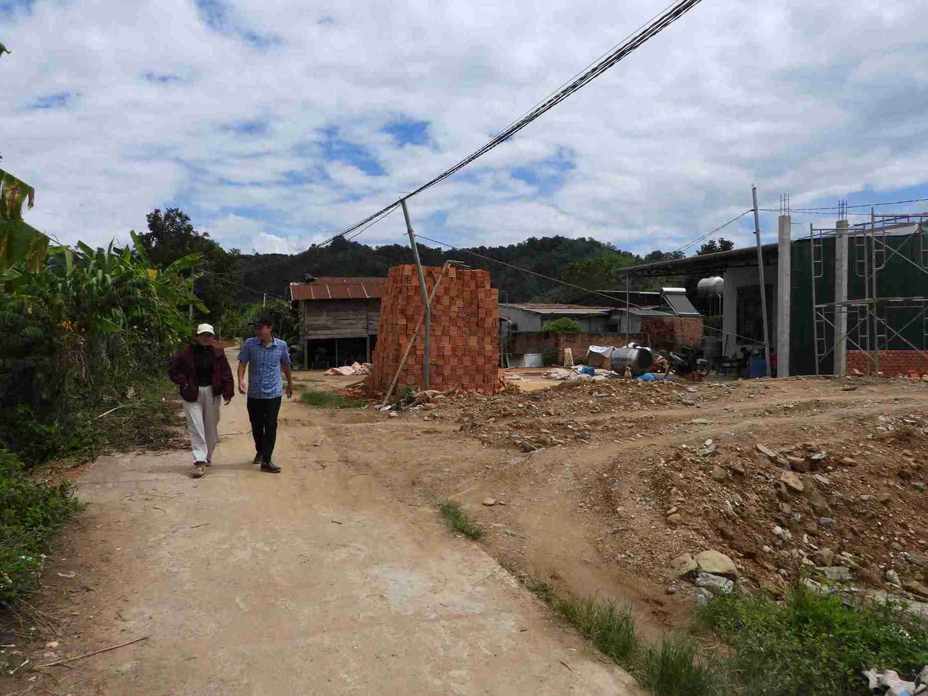 Diện mạo nông thôn mới ở xã Quảng Phú được thay đổi, cuộc sống của đồng bào địa phương khấm khá hơn trước. Ảnh: Bảo Lâm