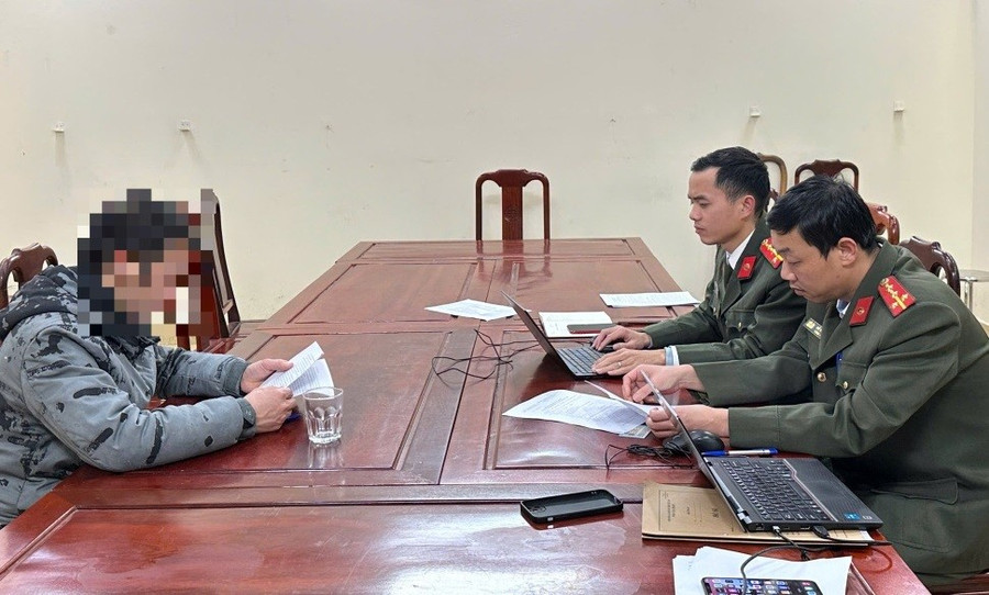 Công an làm việc với trường hợp vi phạm.