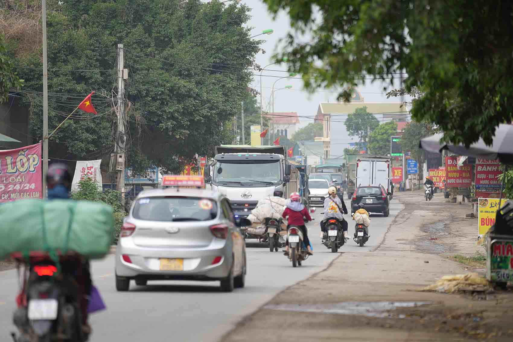 Quốc lộ 6 đoạn qua Hà Nội chật hẹp, thường xuyên ùn tắc, đặc biệt vào giờ cao điểm. Ảnh: Tất Thảo