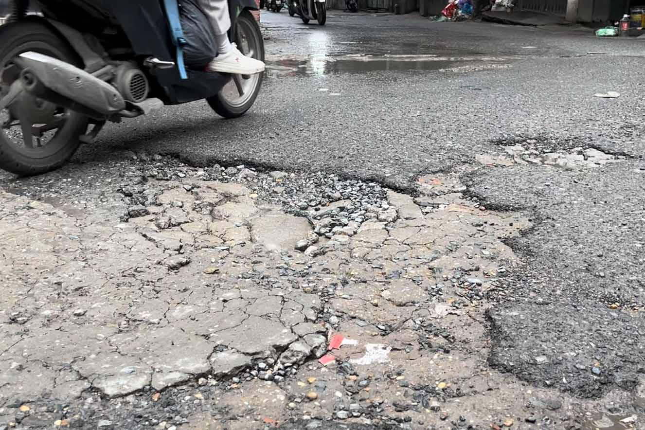 Mặt đường ngõ 381 Nguyễn Khang xuống cấp. Ảnh: Hữu Vũ