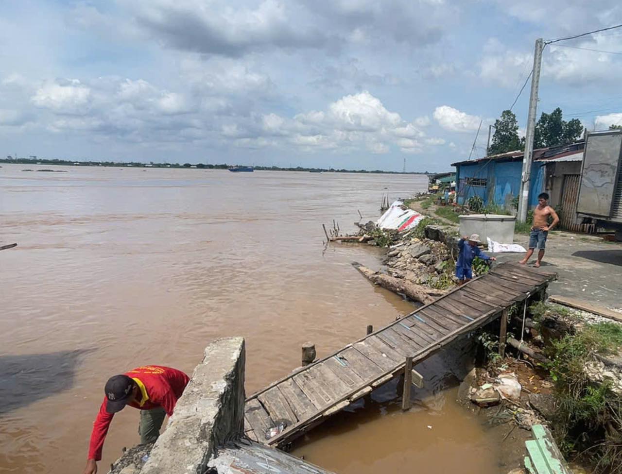 Một đoạn bờ sông uy hiếp nhà dân ở xã An Hữu (tỉnh Đồng Tháp). Ảnh: Thành Nhân