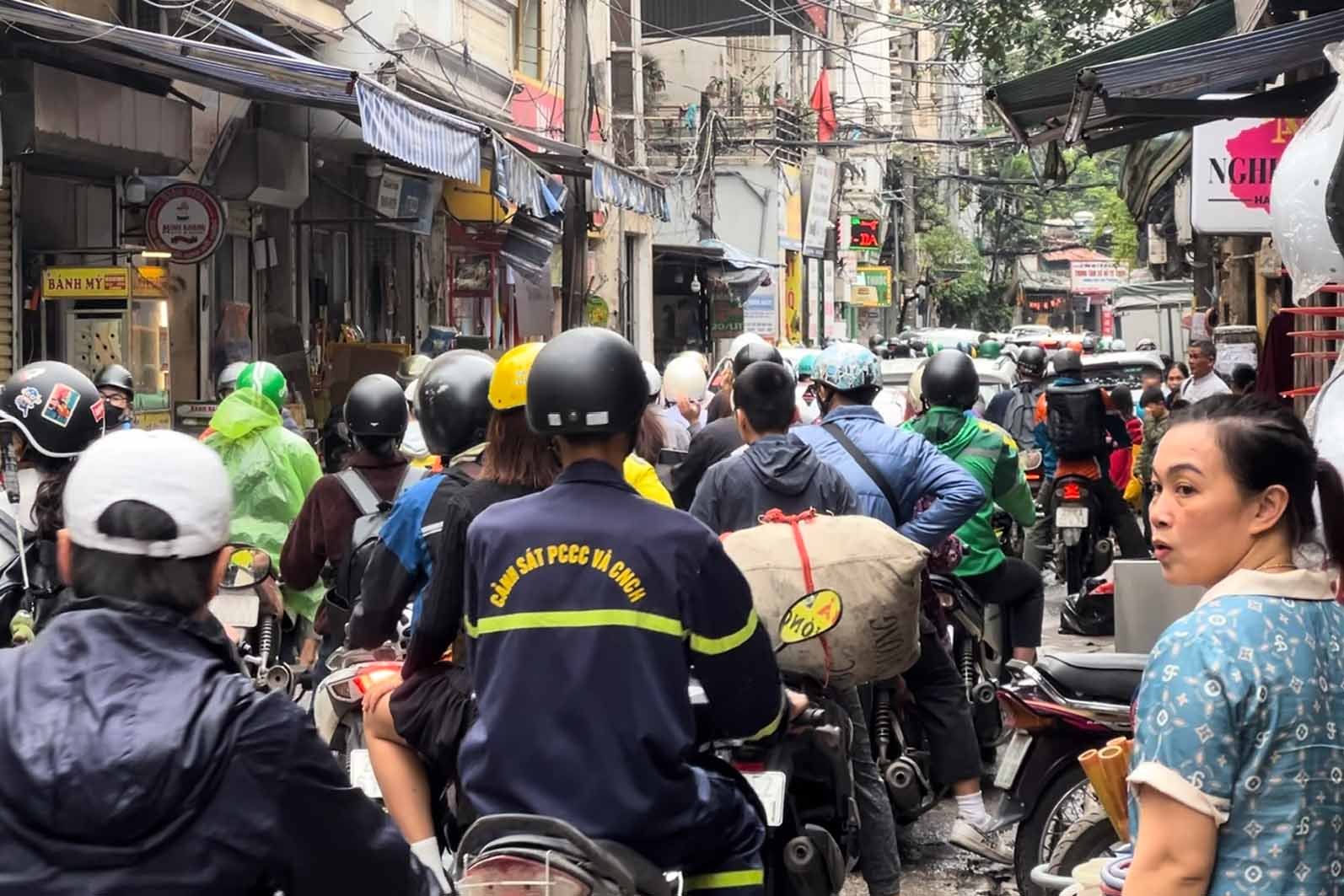 Ngõ 381 Nguyễn Khang thường xuyên ùn tắc với mật độ phương tiện dày đặc. Ảnh: Hữu Vũ