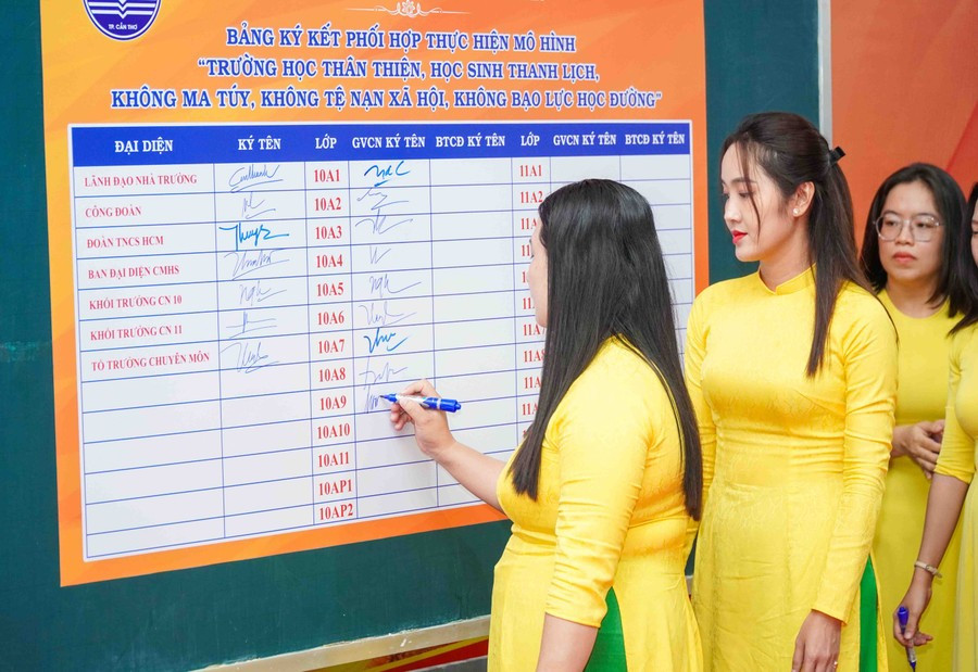 Cán bộ, giáo viên ở Cần Thơ ký kết phối hợp thực hiện mô hình “Trường học thân thiện, HS thanh lịch, không ma túy, không tệ nạn xã hội và không bạo lực học đường”. can-tho-gd-dao-duc-2.jpg