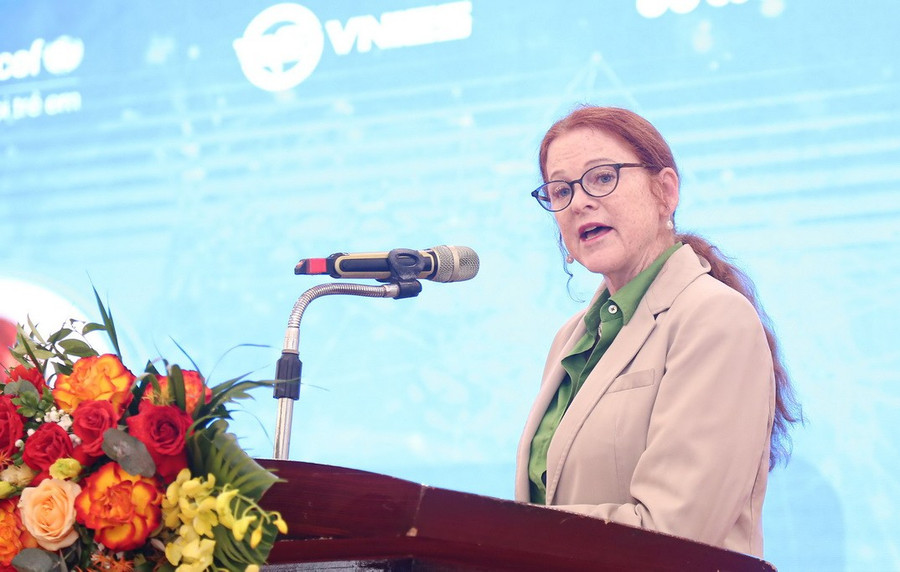 Bà Tara O’Connell - Trưởng Chương trình Giáo dục của UNICEF tại Việt Nam chia sẻ tại hội thảo. img-9056.jpg