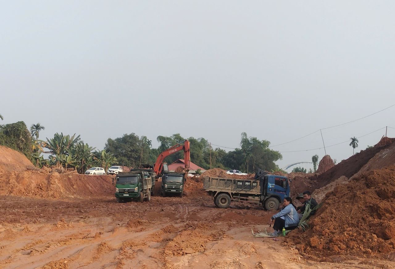 Dự án nâng cấp Quốc lộ 32C đang chậm tiến độ, chủ đầu tư đang phấn đấu hoàn thành trước ngày 31.12.2025. Ảnh: Văn Đức