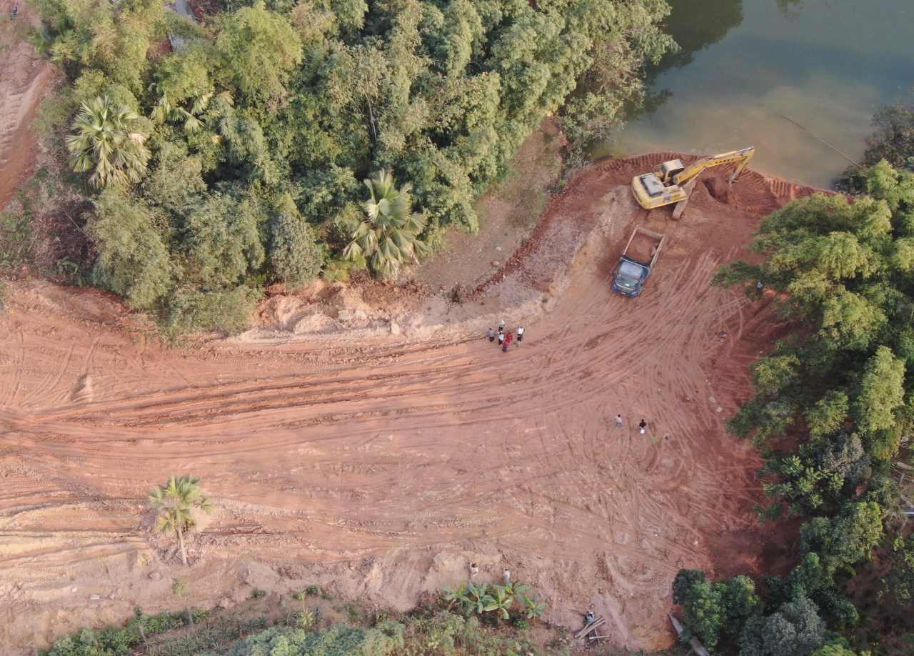 Nhà thầu đã san lấp hơn 31.000m3 đất đá xuống hồ thủy lợi. Ảnh: Văn Đức