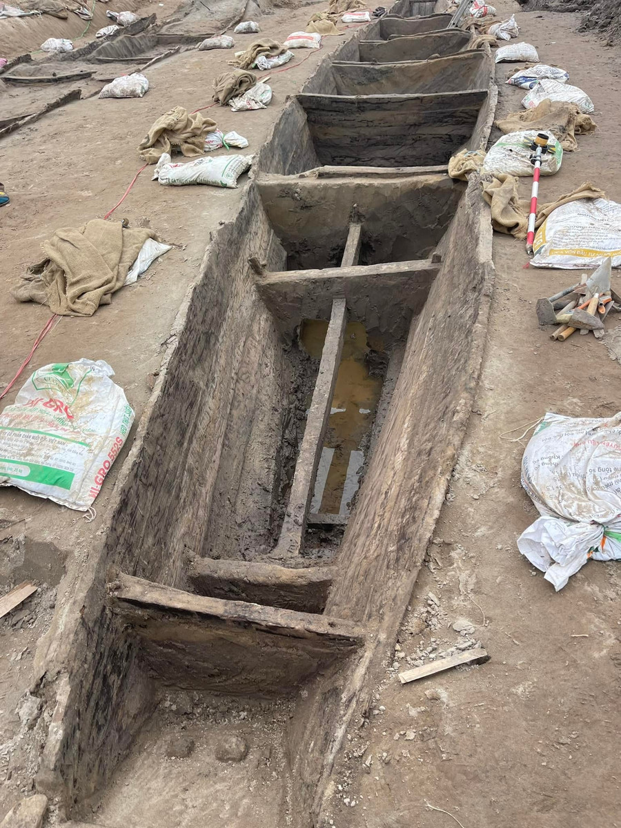 Các cấu kiện gỗ bên trong đã xuất lộ rõ. thuyen-co-luy-lau-3.jpg