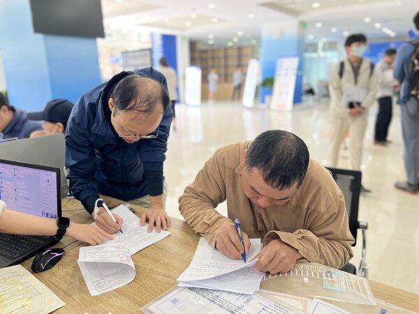 Người dân phản ánh gặp nhiều khó khăn khi làm thủ tục sổ đỏ. Ảnh: Anh Tuấn