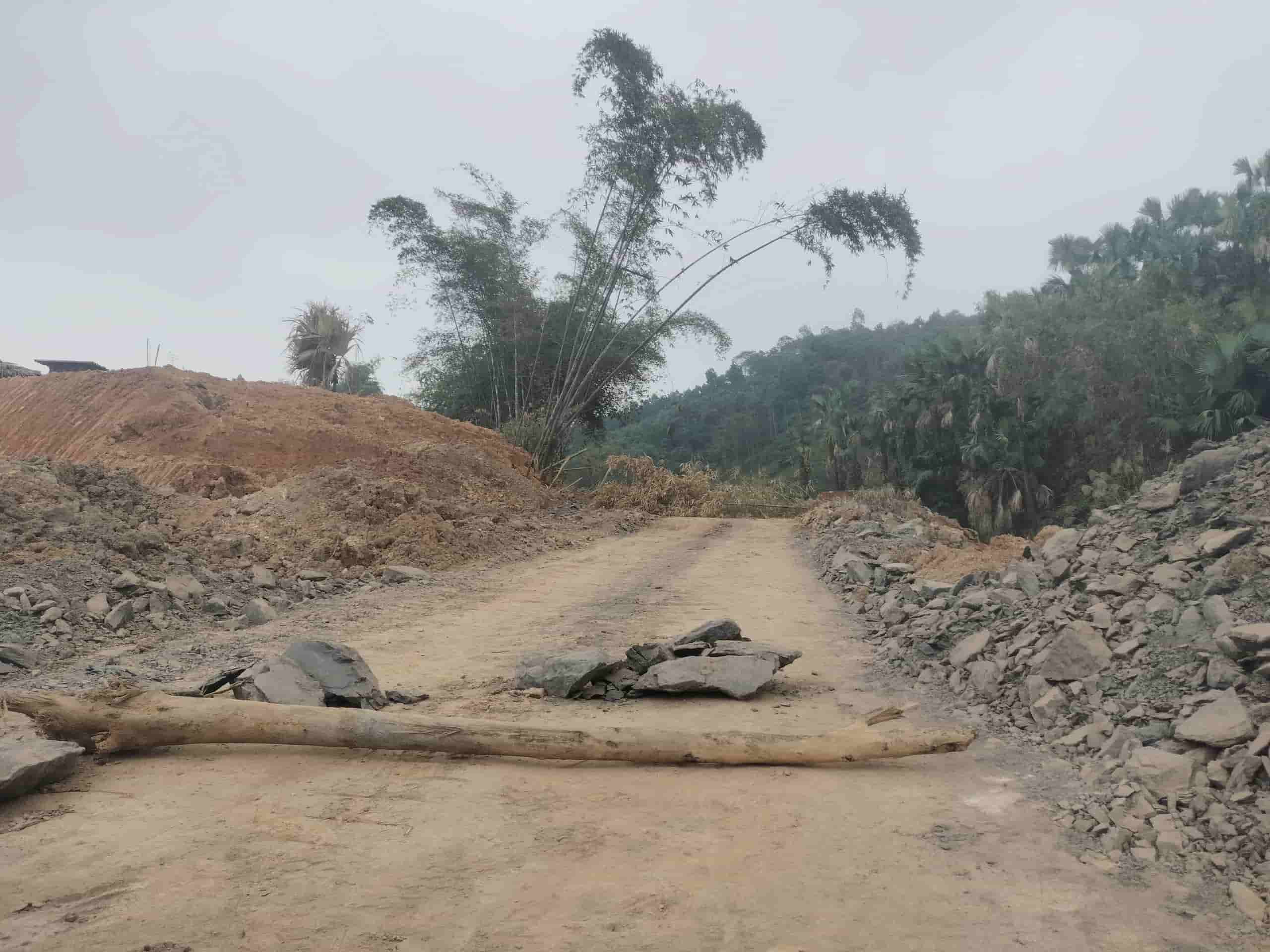 Theo ghi nhận của phóng viên, ngày 5.12, không có dấu hiệu đơn vị nhà thầu triển khai công tác khắc phục việc san lấp trái phép. Ảnh: Văn Đức