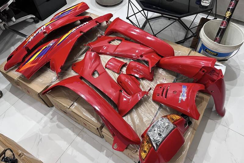 Phụ kiện xe máy trôi nổi, không nhãn bị thu giữ. Ảnh: Công an tỉnh Sơn La