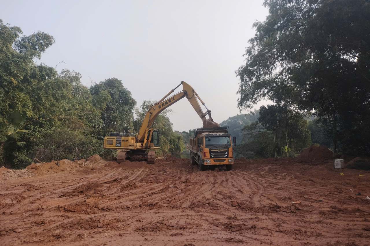 Chủ đầu tư yêu cầu nhà thầu nạo vét, trả lại nguyên trạng hồ thủy lợi bị vùi lấp trái phép. Ảnh: Văn Đức
