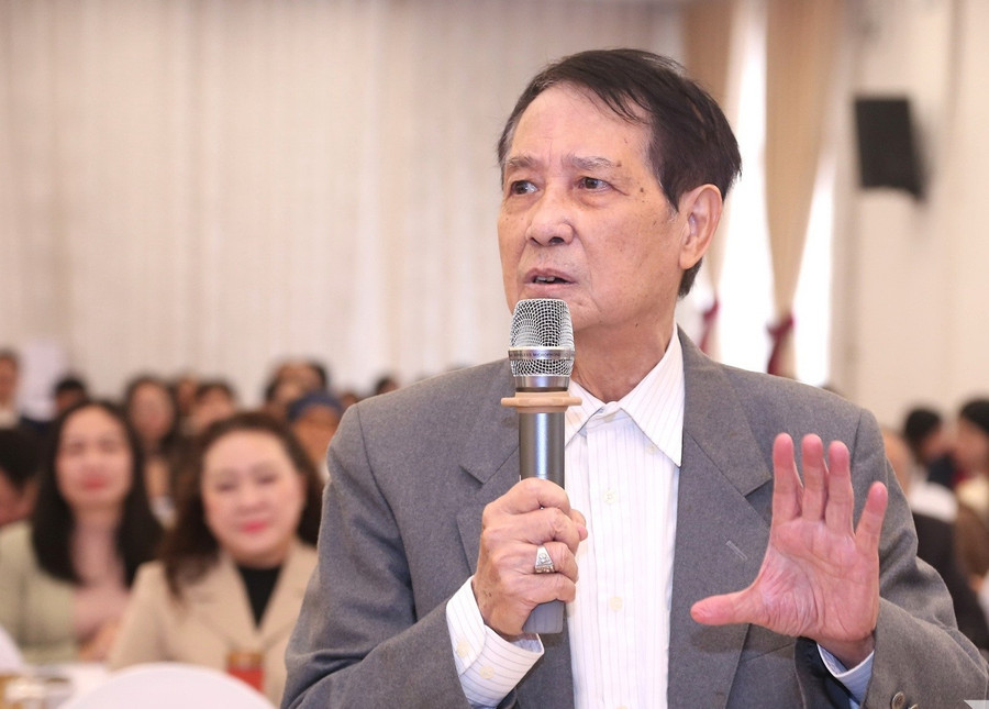 TSKH Phạm Đỗ Nhật Tiến trao đổi tại hội thảo. giaoduc.jpg