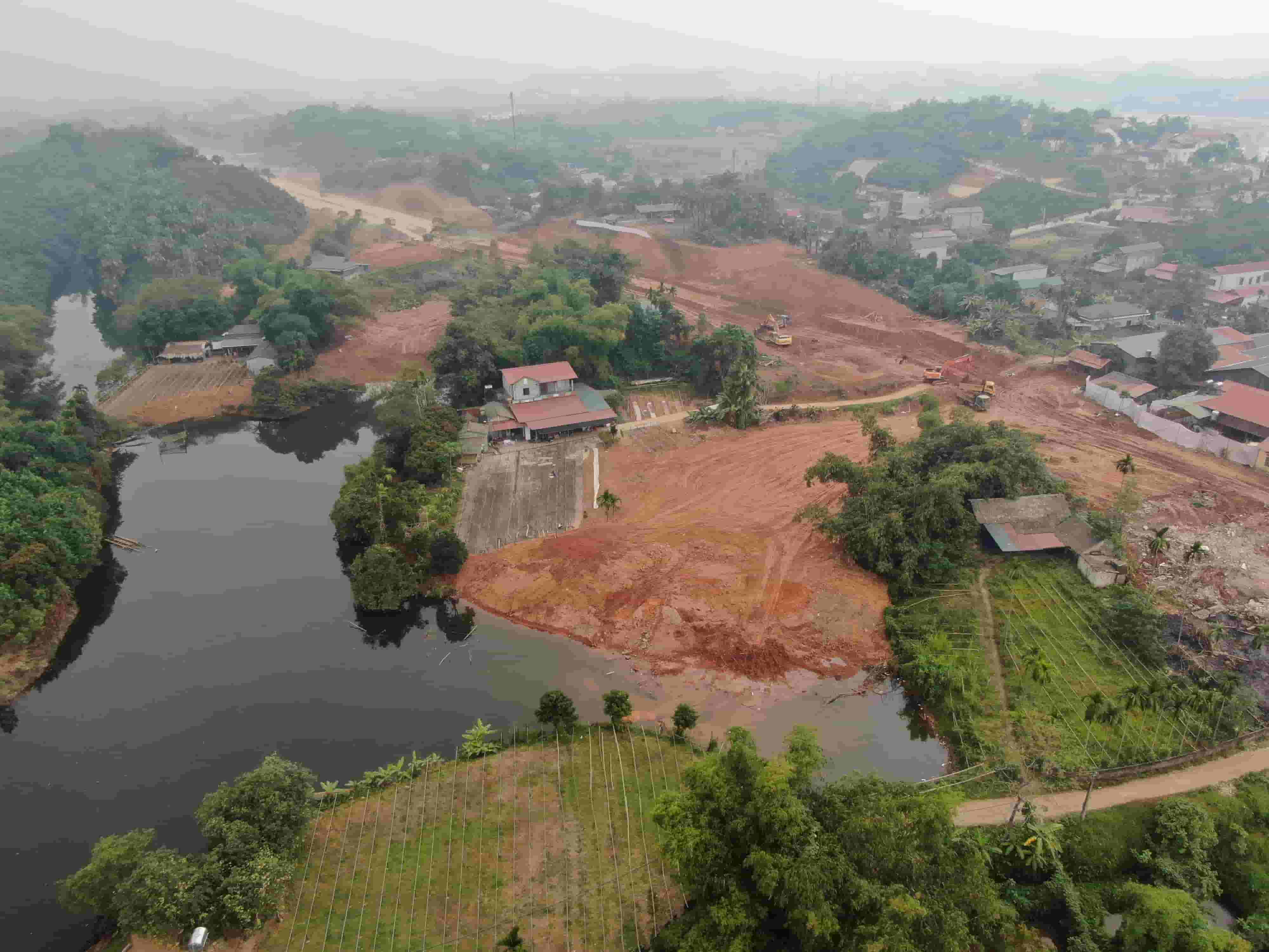 Việc san lấp trái phép gây nguy hại cho vận hành hồ chứa. Ảnh: Văn Đức