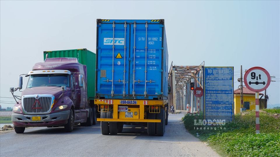 Cầu đường sắt Cẩm Lý (cũ), Bắc Ninh đang bị quá tải nghiêm trọng. Ảnh: Vân Trường