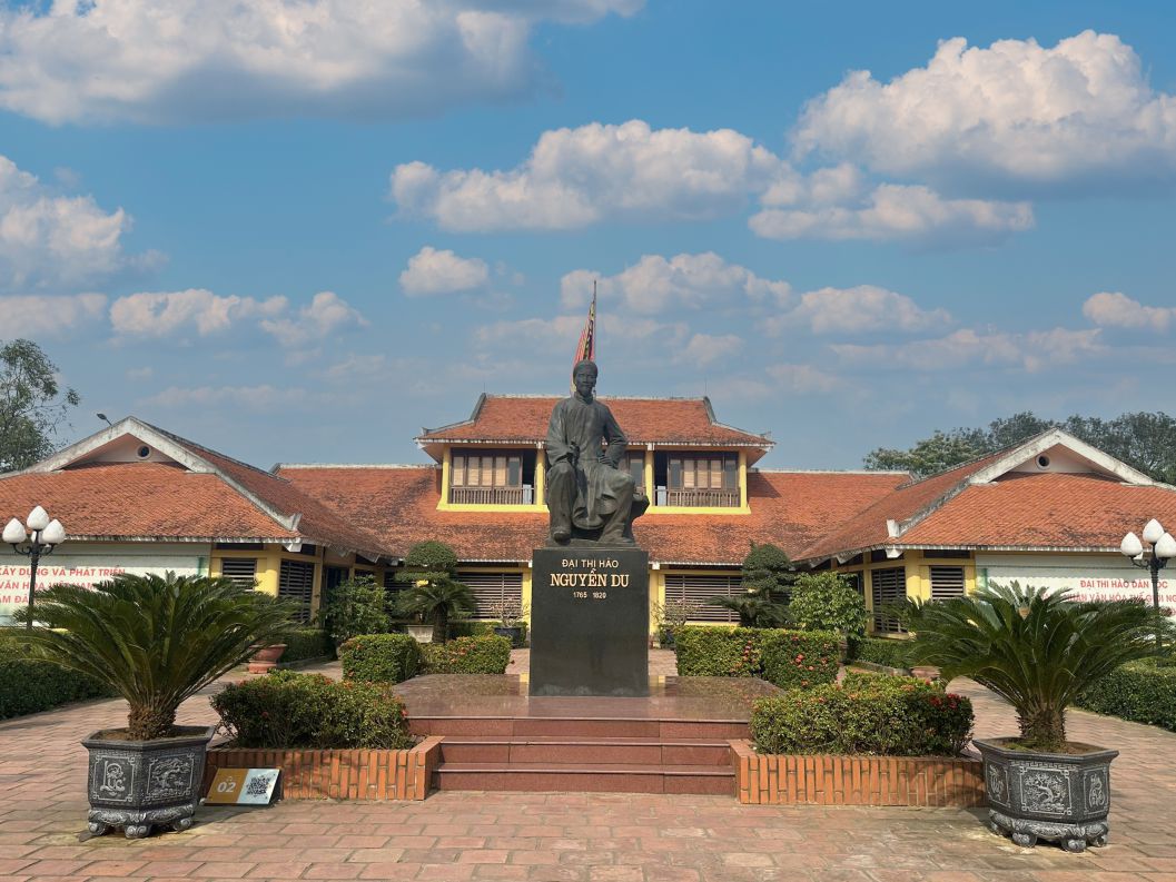 Tượng Đại thi hào Nguyễn Du tại Hà Tĩnh. Ảnh: Tâm Phúc