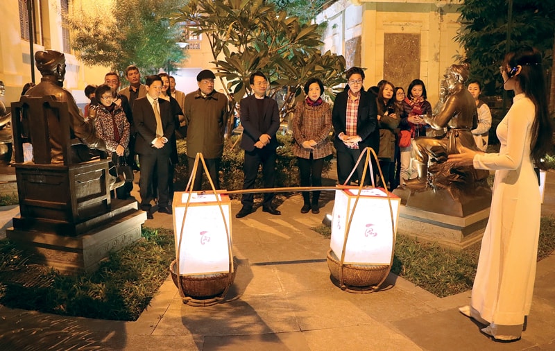 Tour “Chữ Tâm, chữ Tài” tại Bảo tàng Văn học được xem là một trong những sản phẩm du lịch văn hóa về đêm hấp dẫn ở Hà Nội. Ảnh: Hoàng Quyên