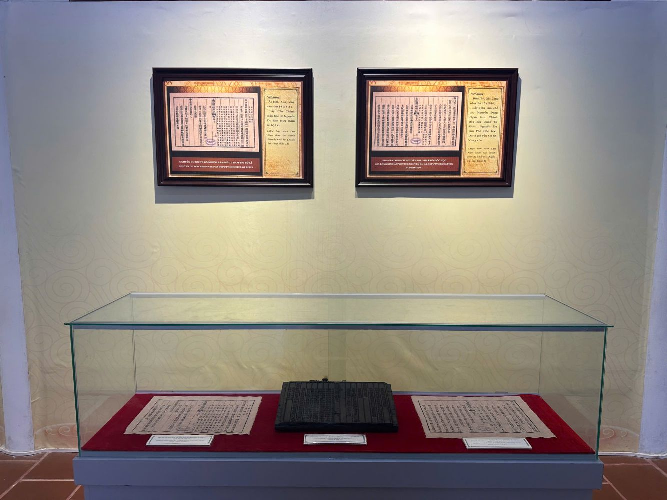 Một số hiện vật có liên quan tới cuộc đời và sự nghiệp Nguyễn Du. Ảnh: Tâm Phúc