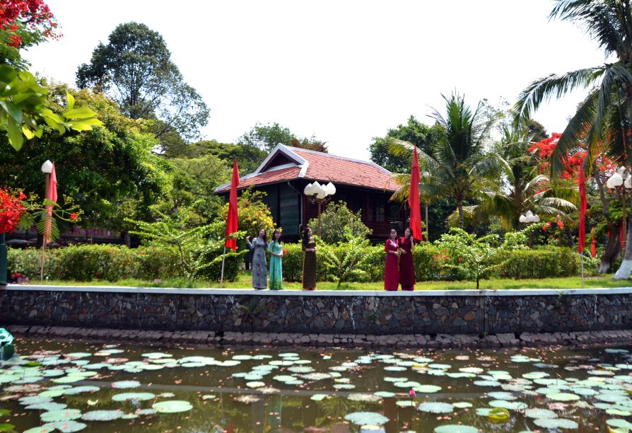 Ngôi nhà sàn Bác Hồ nằm trong khuôn viên Khu di tích Mộ cụ Phó bảng Nguyễn Sinh Sắc. Ảnh: Thanh Mai