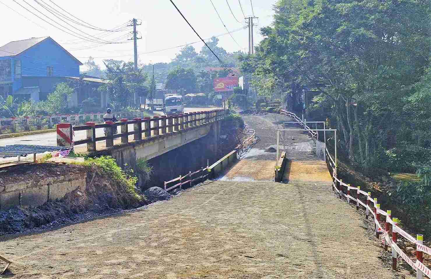 Cầu tạm bên cạnh cầu Đại Bình đã được hoàn thành để phương tiện lưu thông qua lại. Ảnh: Phúc Khánh