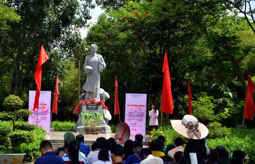 Tượng cụ Phó bảng Nguyễn Sinh Sắc trong Khu di tích Mộ cụ phó bảng Nguyễn Sinh Sắc ở phường Cao Lãnh, tỉnh Đồng Tháp. Ảnh: Thanh Mai