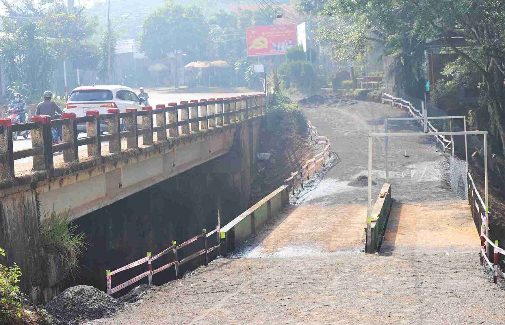 Sau thời gian dài khai thác, cầu Đại Bình trên Quốc lộ 55, qua địa phận phường B'Lao (Lâm Đồng) đã xuống cấp. Ảnh: Phúc Khánh