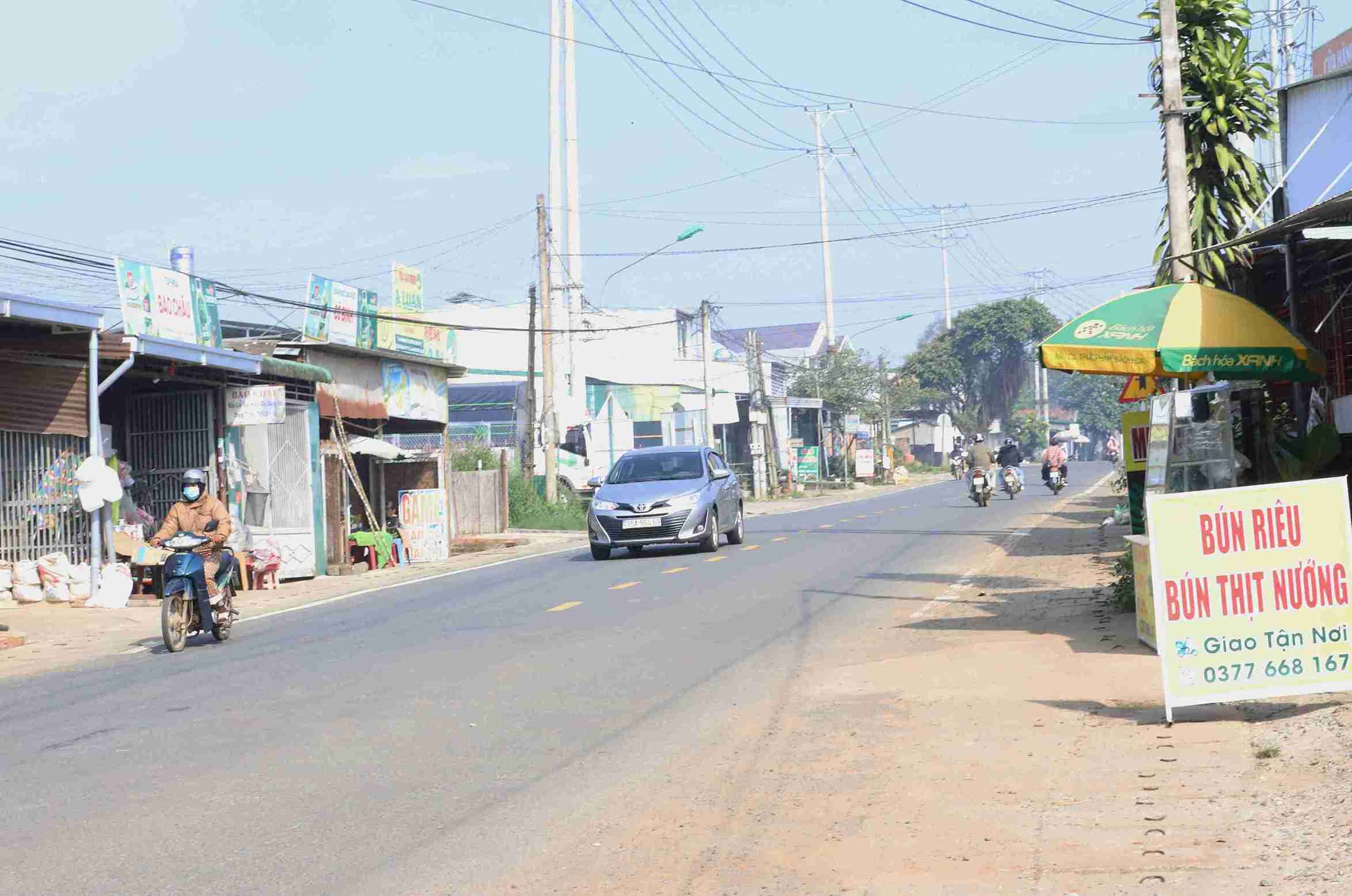 Phương tiện lưu thông qua lại trên Quốc lộ 55, đoạn qua phường B'Lao. Ảnh: Phúc Khánh