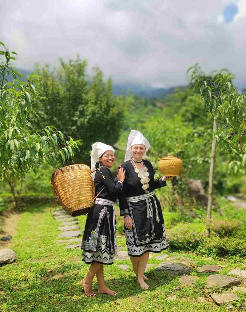 Vừa làm du lịch, chàng trai người Dao Tiền còn chú trọng bảo tồn văn hóa địa phương. Ảnh: Tiến Thanh