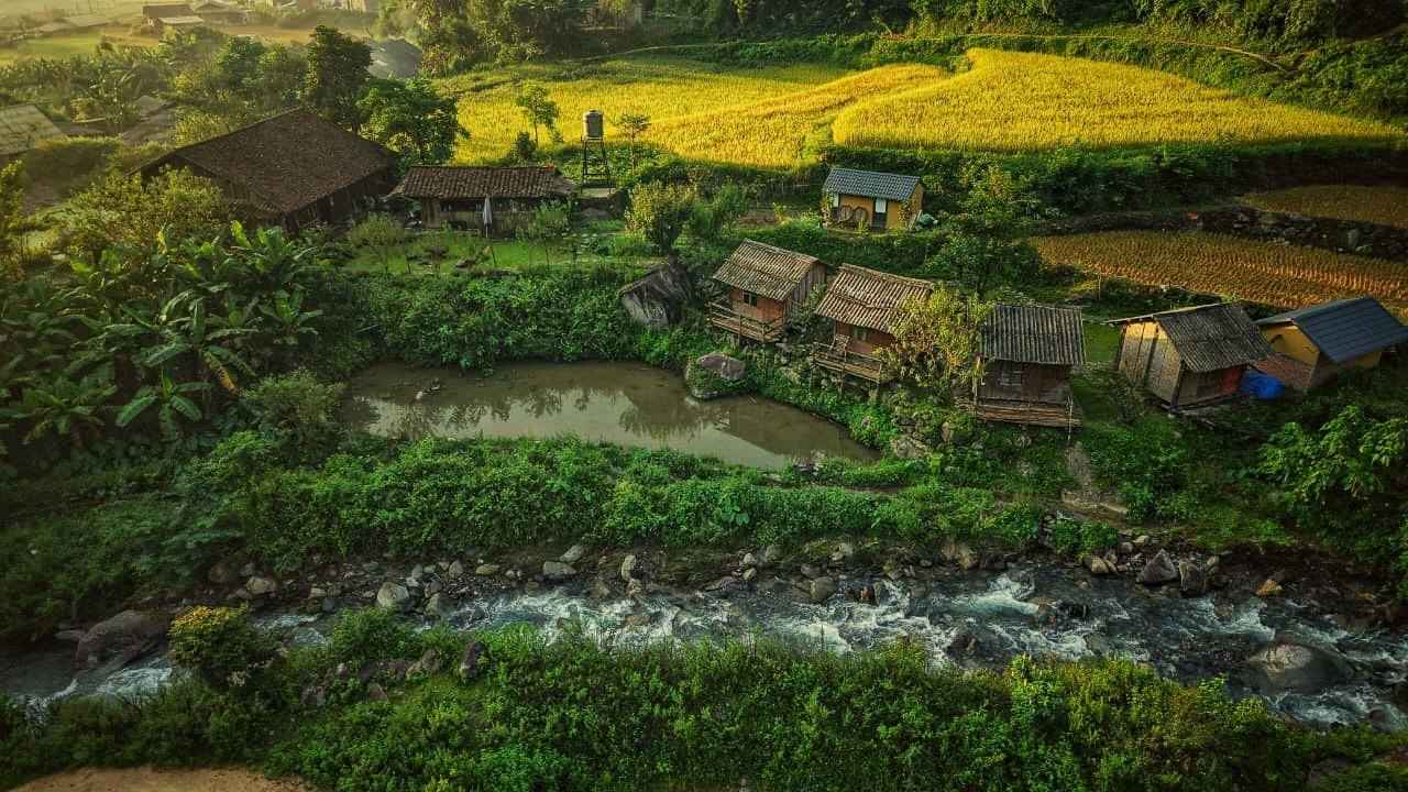 Homestay Lũng Mười nằm cạnh dòng suối chảy hiền hòa quanh năm. Ảnh: Tiến Thanh