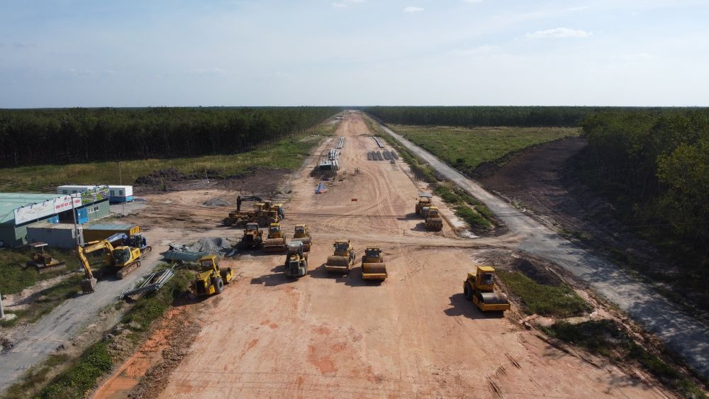 Nhà đầu tư đang tập trung hàng chục máy móc. Ảnh: Đình Trọng