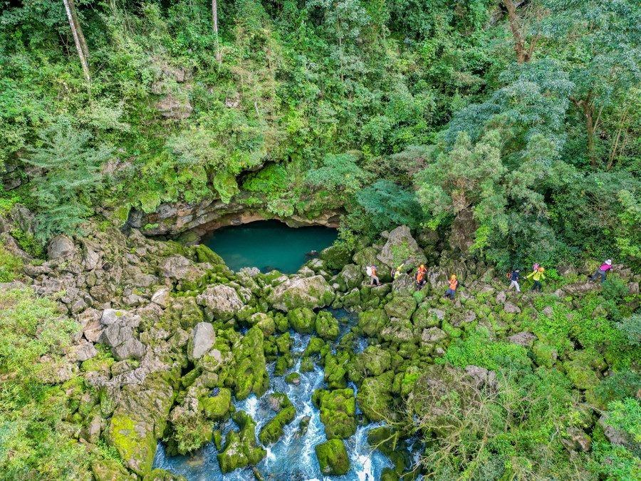 Cắm trại bên 'bể bơi vô cực' giữa thung lũng Ma Đa