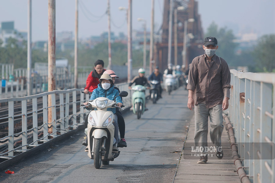 Đa số người tham gia giao thông đều trùm kín, trang bị đầy đủ áo khoác, khẩu trang để tránh ô nhiễm. Ảnh: Việt Anh