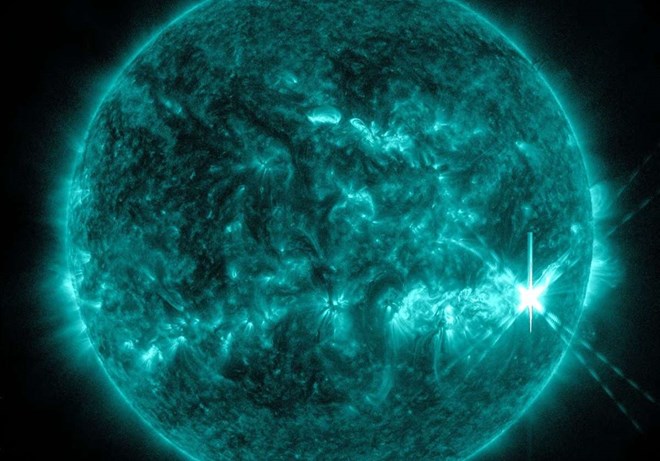 Tia lửa Mặt trời cực mạnh gây mất sóng diện rộng, bão địa từ cận kề