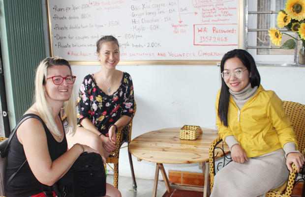 Sùng Mỹ Yên (bên phải) đã có bước ngoặt của cuộc đời khi quyết định chọn làm du lịch cộng đồng với quyết tâm, dám nghĩ dám làm. Ảnh: Quỳnh Lưu.